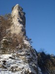 Le splendide pilier du Forgeron, réputé pour ses belles voies rocheuses dissimule au nord une jolie cascade.