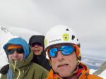 Sur le Mont-Blanc du Tacul, les vents célestes ne nous permettront pas d aller plus haut, bravo tout de même à Maurice et Olivier.