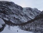 Vallée de Mo, la cascade se nomme Kjorlifossen et se développe sur 400 mètres